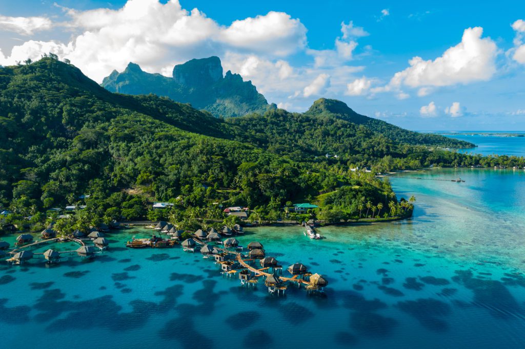 Bora Bora - cestovní prázdninový ráj a nad vodou bungalovy - cesta kolem světa